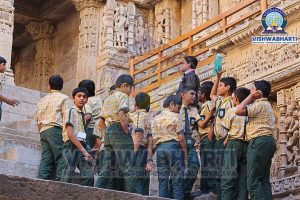rani-ni-vav-patan-picnic-vishwabharti-iscool-shahpur-ahmedabad-student-group